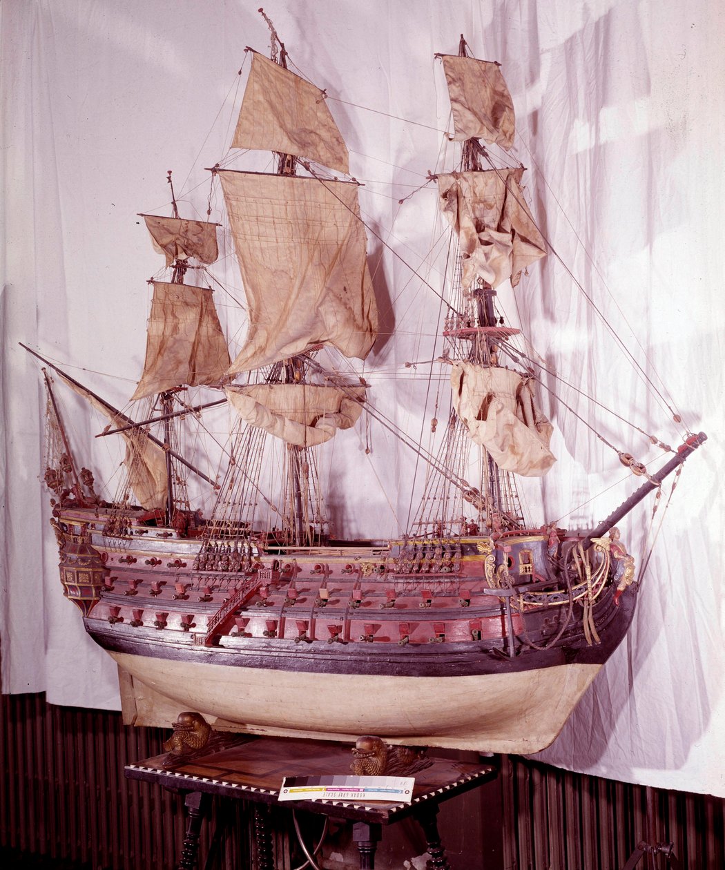 Militärmarine: Miniaturmodell eines Schiffes mit drei Decks, Bewaffnung mit 92 Kanonen. 17. Jahrhundert. Madrid, Armee Museum von Unknown artist