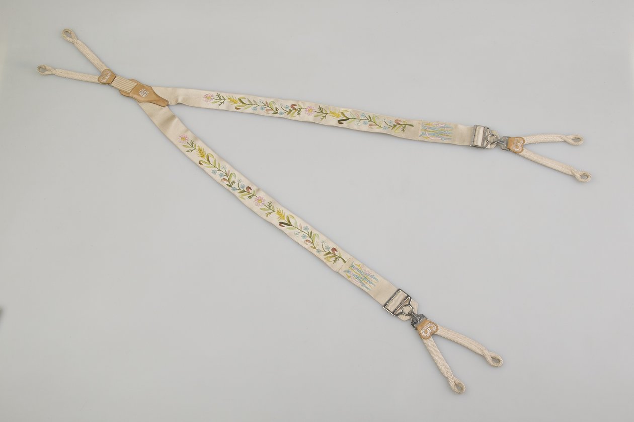 Hosenträger, ca. 1880, bestickter weißer Satin, Leder, Silber, Hersteller unbekannt von Unknown artist