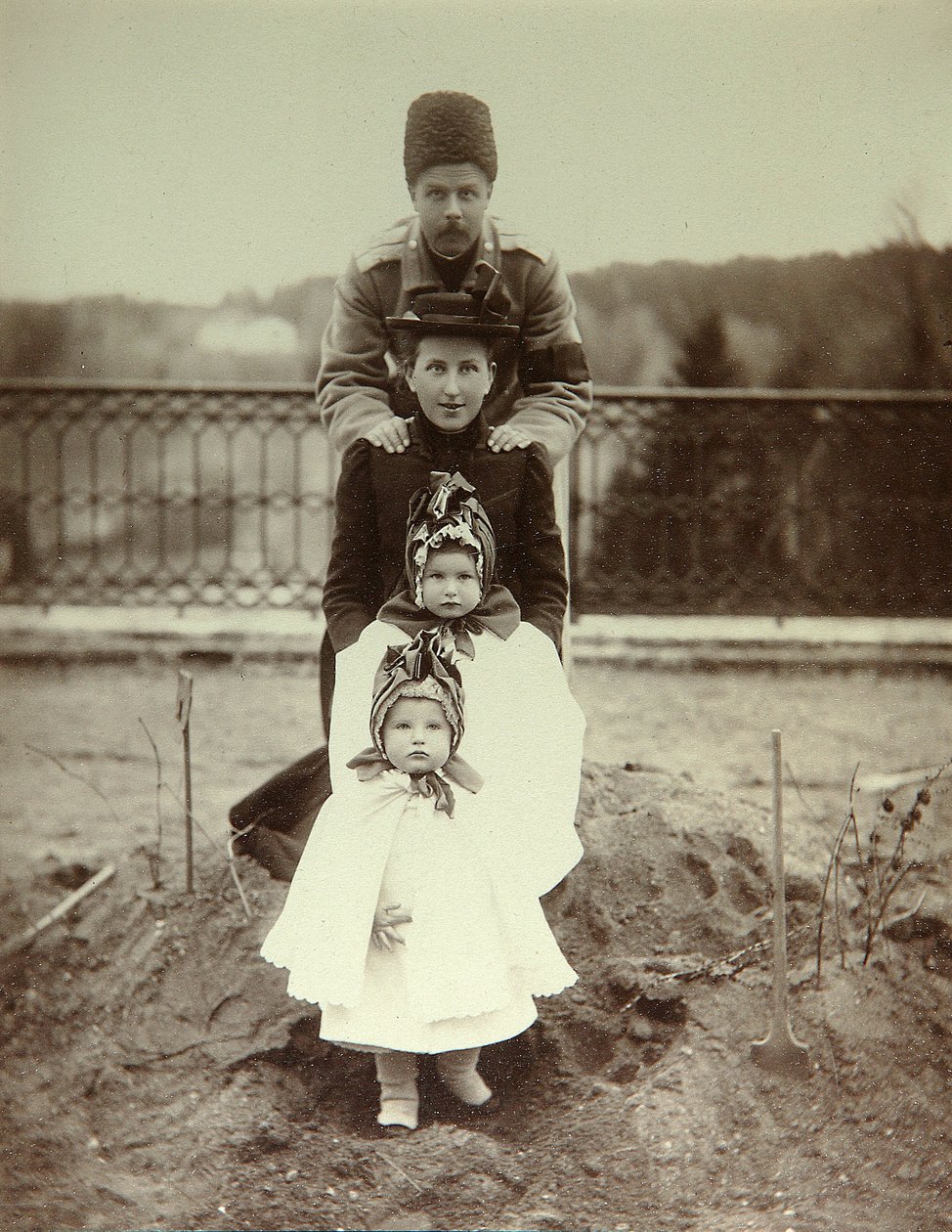 Die Familie von Herzog Fyodor Uvarov im Landgut Porechye. Albumin-Foto von Unknown artist