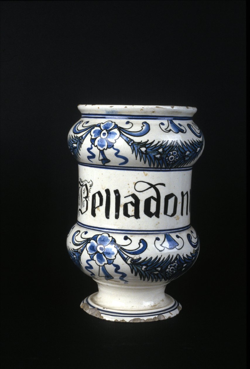 Apothekentopf aus dem 16. Jahrhundert mit Belladonna, giftiges Kraut, das in der Pharmazie verwendet wird. Museum für Wissenschaft und Technologie, Mailand von Unknown artist