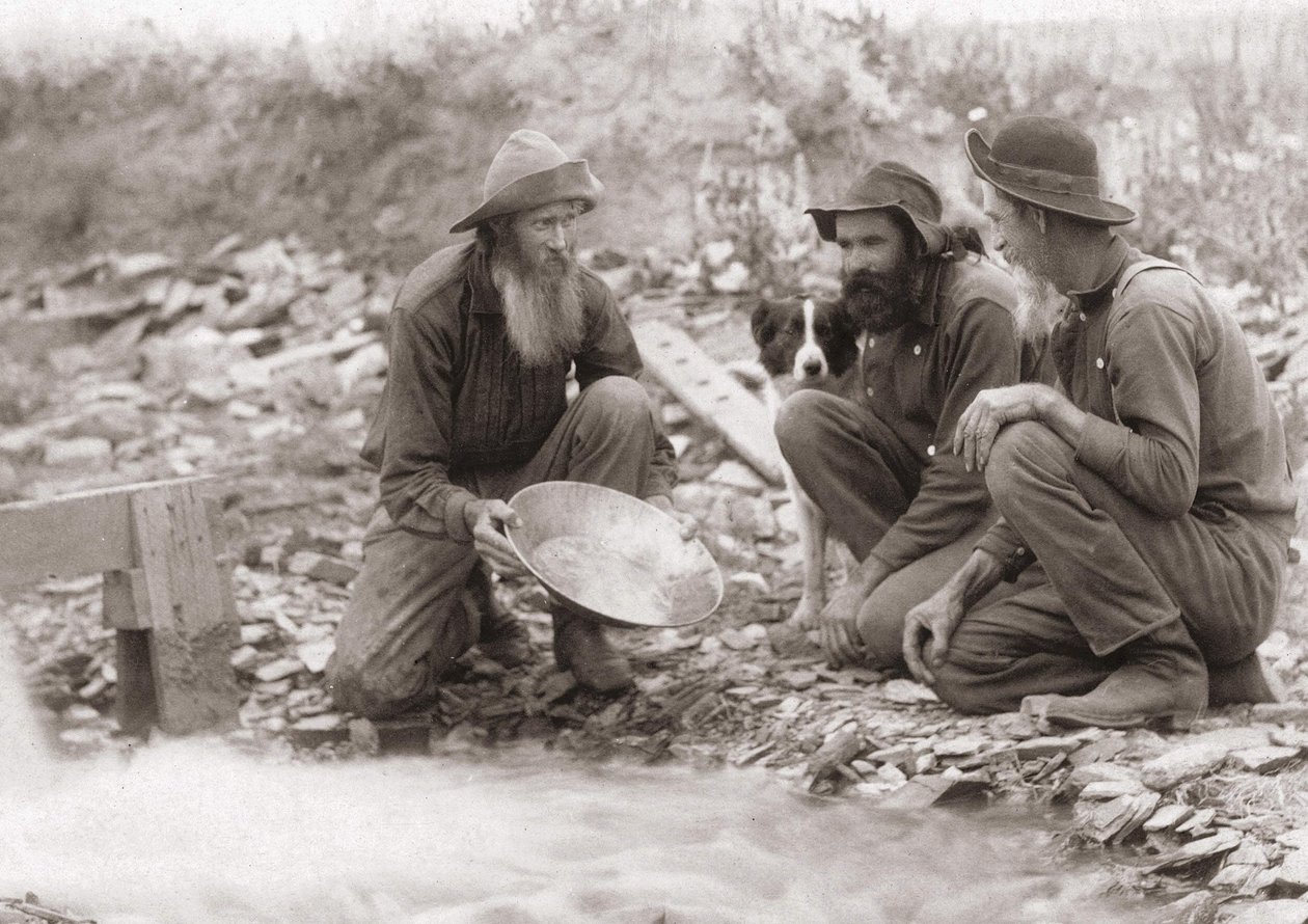 3 Männer sieben die Erde, um Gold zu gewinnen: Goldsucher in Süddakota, Rockerville. Fotografie von 1889 von Unknown artist
