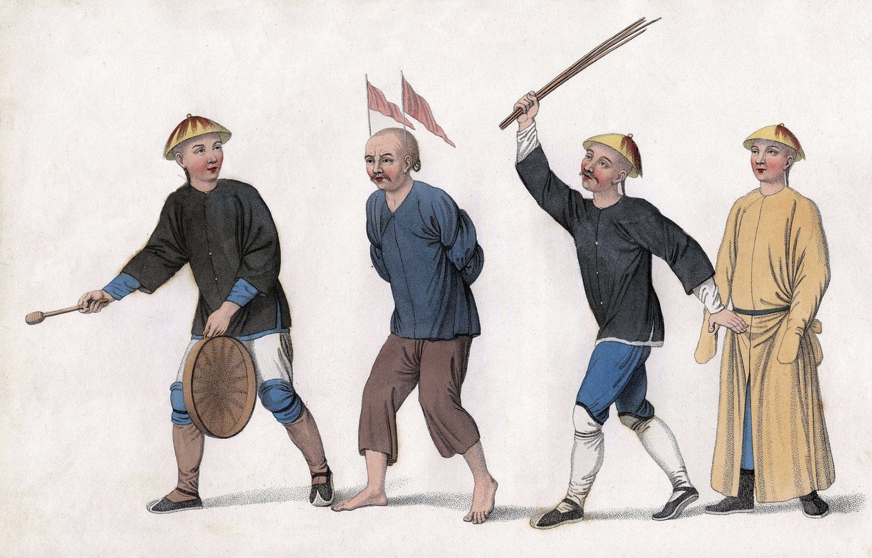 Eine Anklage wird vor Gericht gebracht. Um die Aufmerksamkeit der Öffentlichkeit zu erregen, sind rote Fahnen auf seinem Kopf befestigt und ein Mann schlägt den Gong. Gravur, in „Die Strafen der Chinesen“, London von Unknown artist
