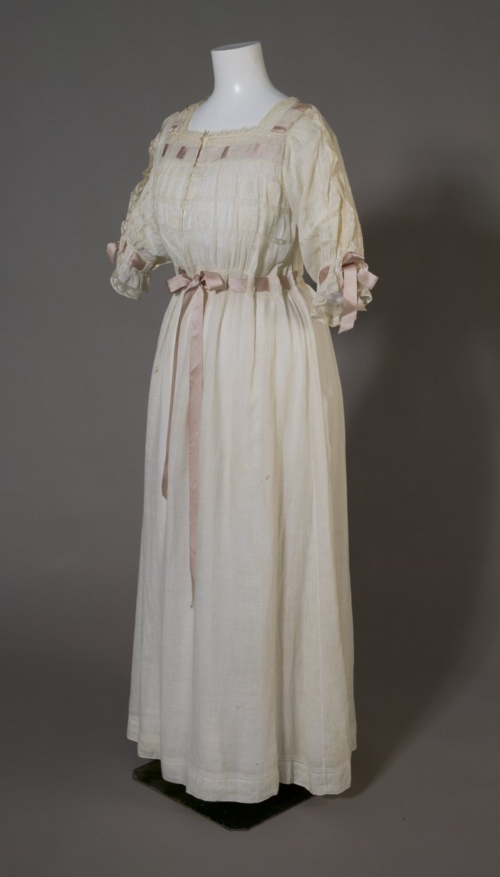Bertha Palmers Nachthemd, ca. 1880 (vordere schräge Ansicht) von Unknown artist