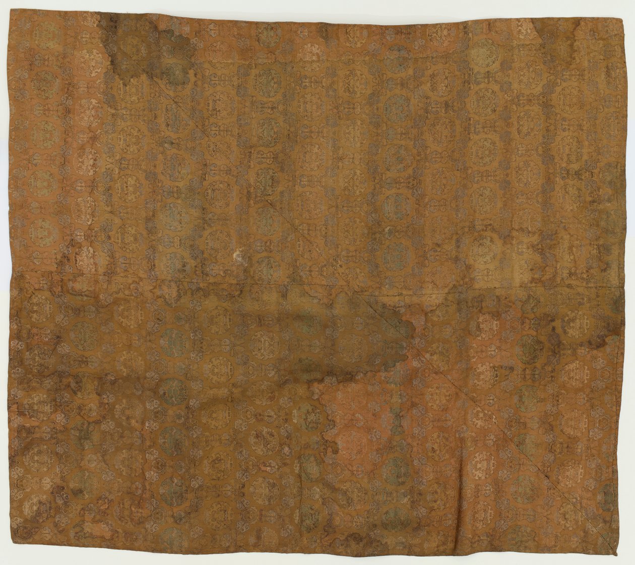 Brokade, Seide. Ein Tempelüberwurf. In vier zusammengenähten Teilen und mit Asa gefüttert von Unknown artist
