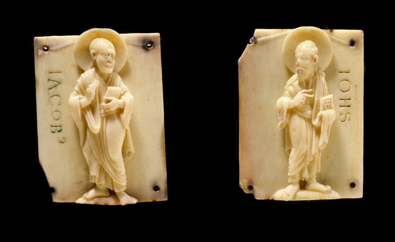 Geschnitzte Elfenbeinplatten, die die Apostel St. Johannes und St. Jakobus darstellen. 12. Jahrhundert von Unknown artist