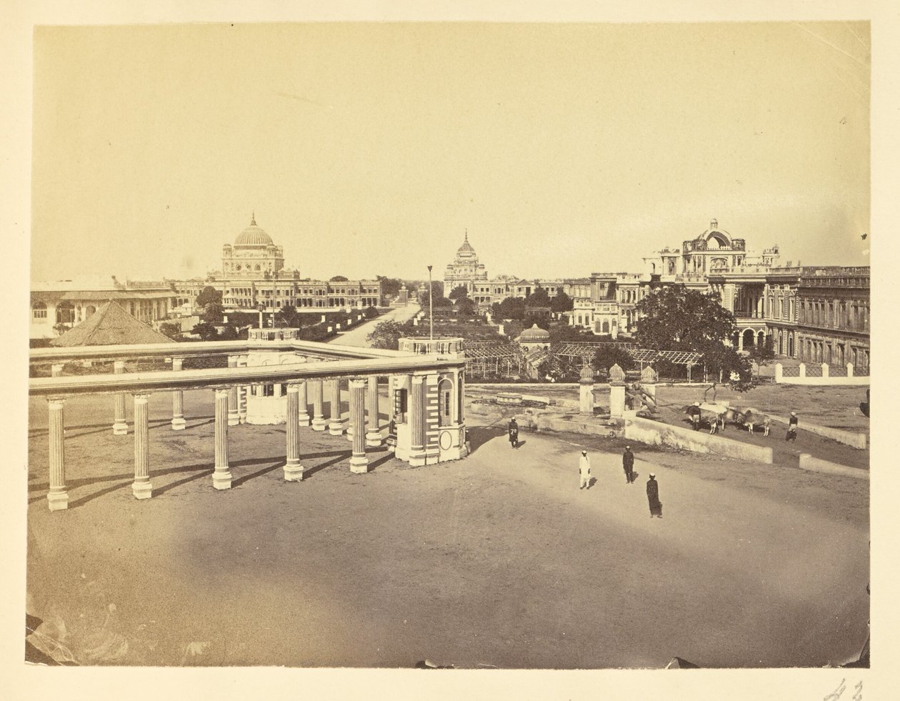 [Geriffelte Säulen und Innenhof im Kaiserbagh, Lucknow] von Unknown artist