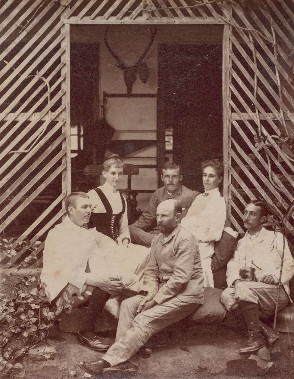 Gruppe aufgenommen im Nortekande Bungalow von Unknown artist