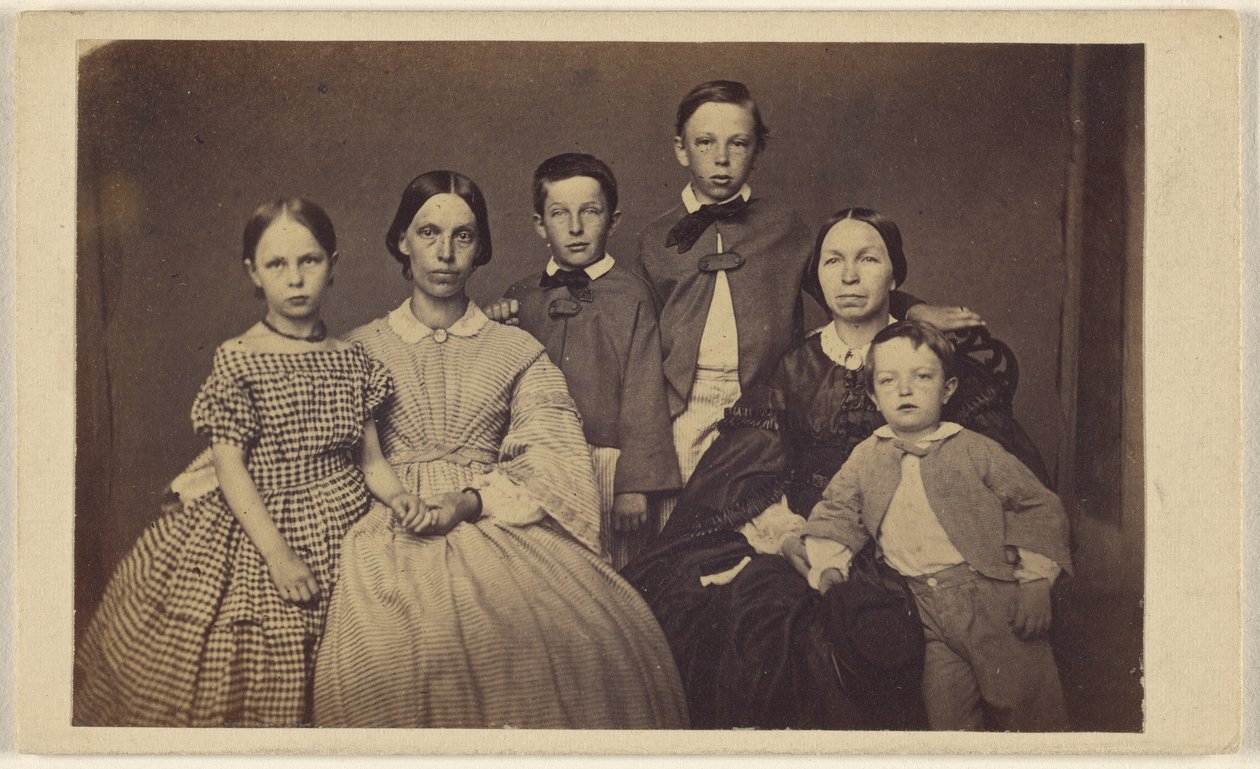 [Gruppenfamilienporträt, zwei Frauen und vier Kinder] von Unknown artist