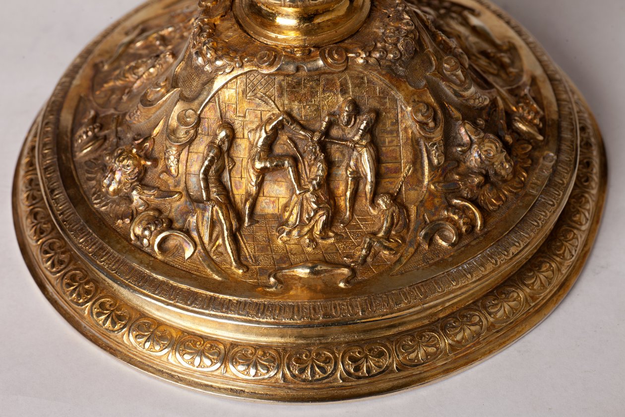 Metallbearbeitung. Kelch. Geschenk von Kanonikus A. Le Vaillant de la Bassarderie, Dekan des Domkapitels 1726 bis 1758. 18. Jahrhundert. Detail unten von Unknown artist