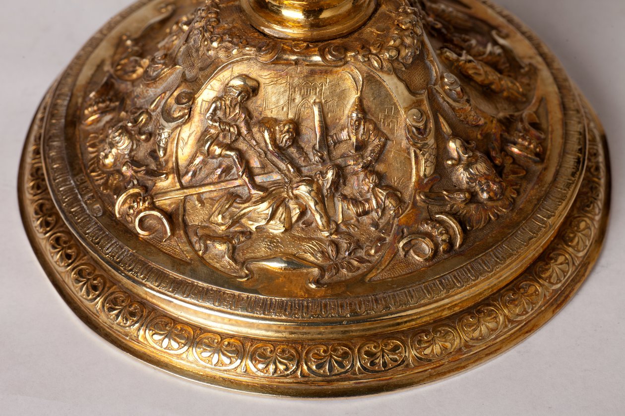 Goldschmiedekunst. Kelch. Geschenk von Kanonikus A. Le Vaillant de la Bassarderie, Dekan des Domkapitels 1726 bis 1758. 18. Jahrhundert. Detail unten. von Unknown artist
