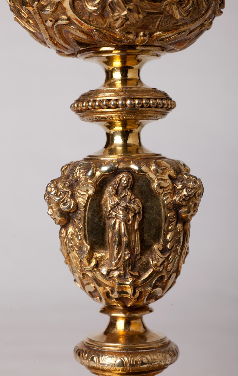 Goldschmiedekunst. Kelch. Geschenk von Kanonikus A. Le Vaillant de la Bassarderie, Dekan des Domkapitels 1726 bis 1758. 18. Jahrhundert. (Detail) von Unknown artist