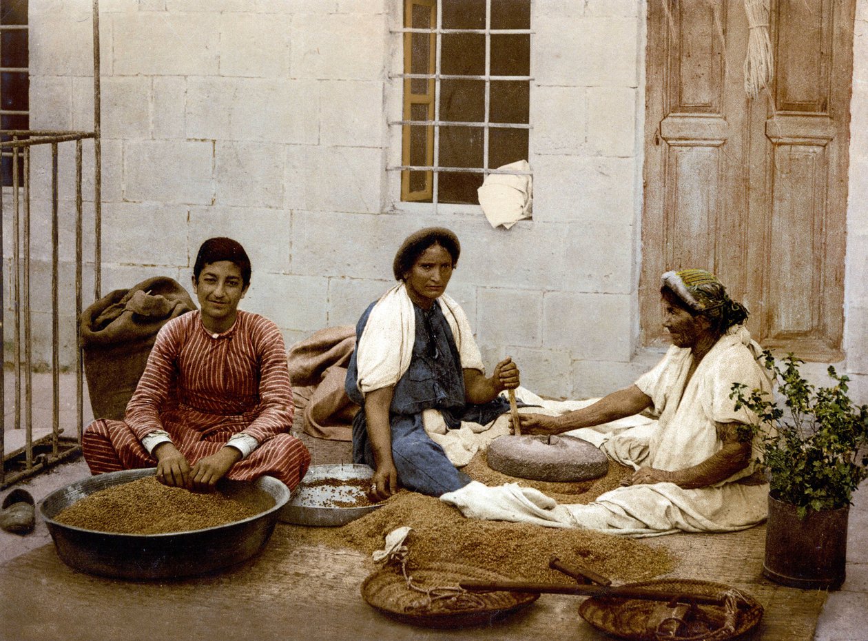 Bauern beim Formen von Weizen in Jerusalem. Fotochrom zwischen 1890-1900. von Unknown artist