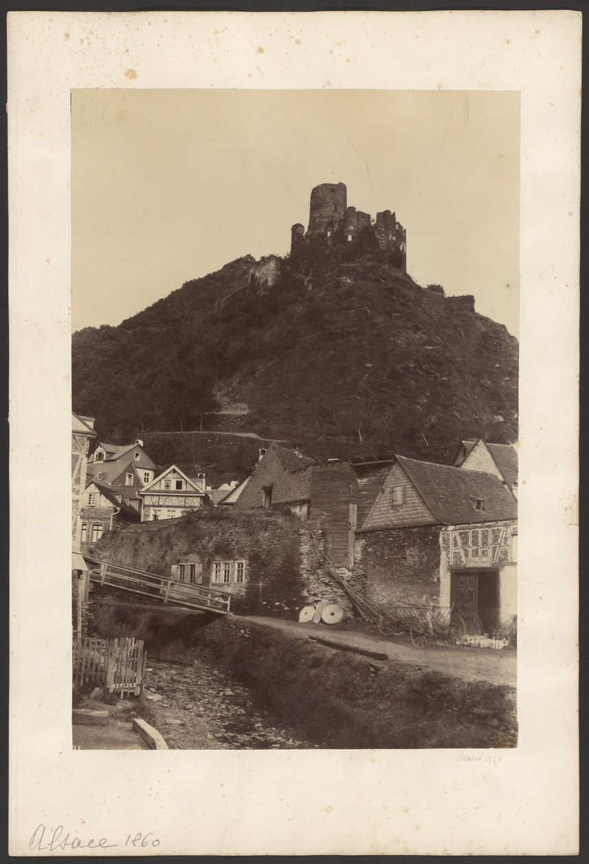 Ruinen einer Burg mit Blick auf die Stadt von Unknown artist