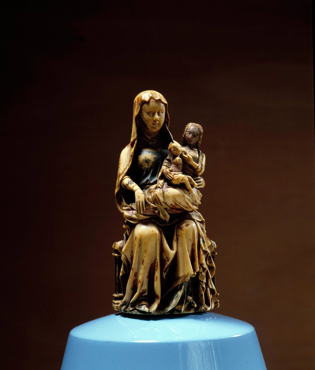 Heilige Anna, die Jungfrau und das Kind Elfenbeinskulptur des 14. Jahrhunderts. Realisiert im Norden Frankreichs. Musée Vivenel, Compiègne von Unknown artist