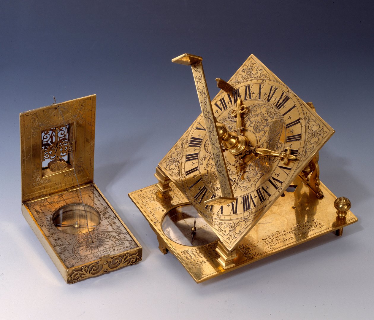 Wissenschaftliche Instrumente: Sonnenuhren des 16. Jahrhunderts (links) und des 17. Jahrhunderts. Private Sammlung von Unknown artist