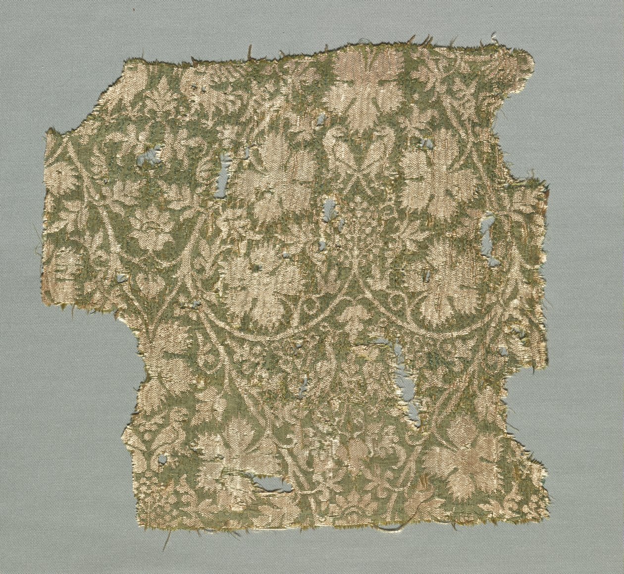 Seidenfragment mit rankenden Reben, Weinblättern, Trauben und Vögeln von Unknown artist