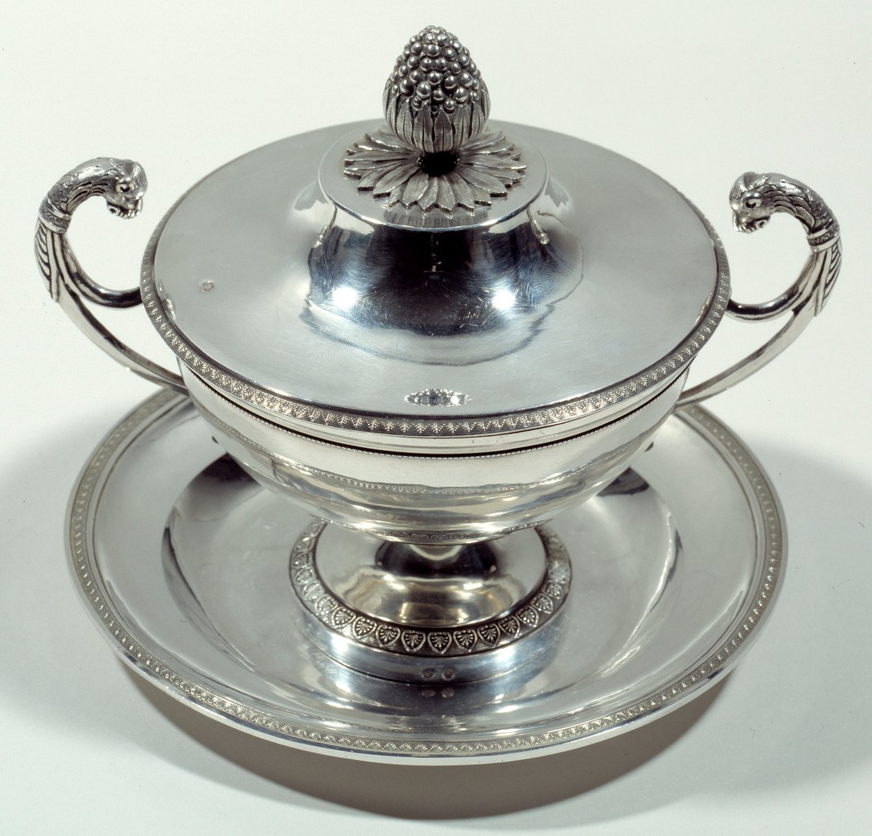 Silberne Tasse mit Kiefernzapfen-Deckel. 1789-1809 von Unknown artist