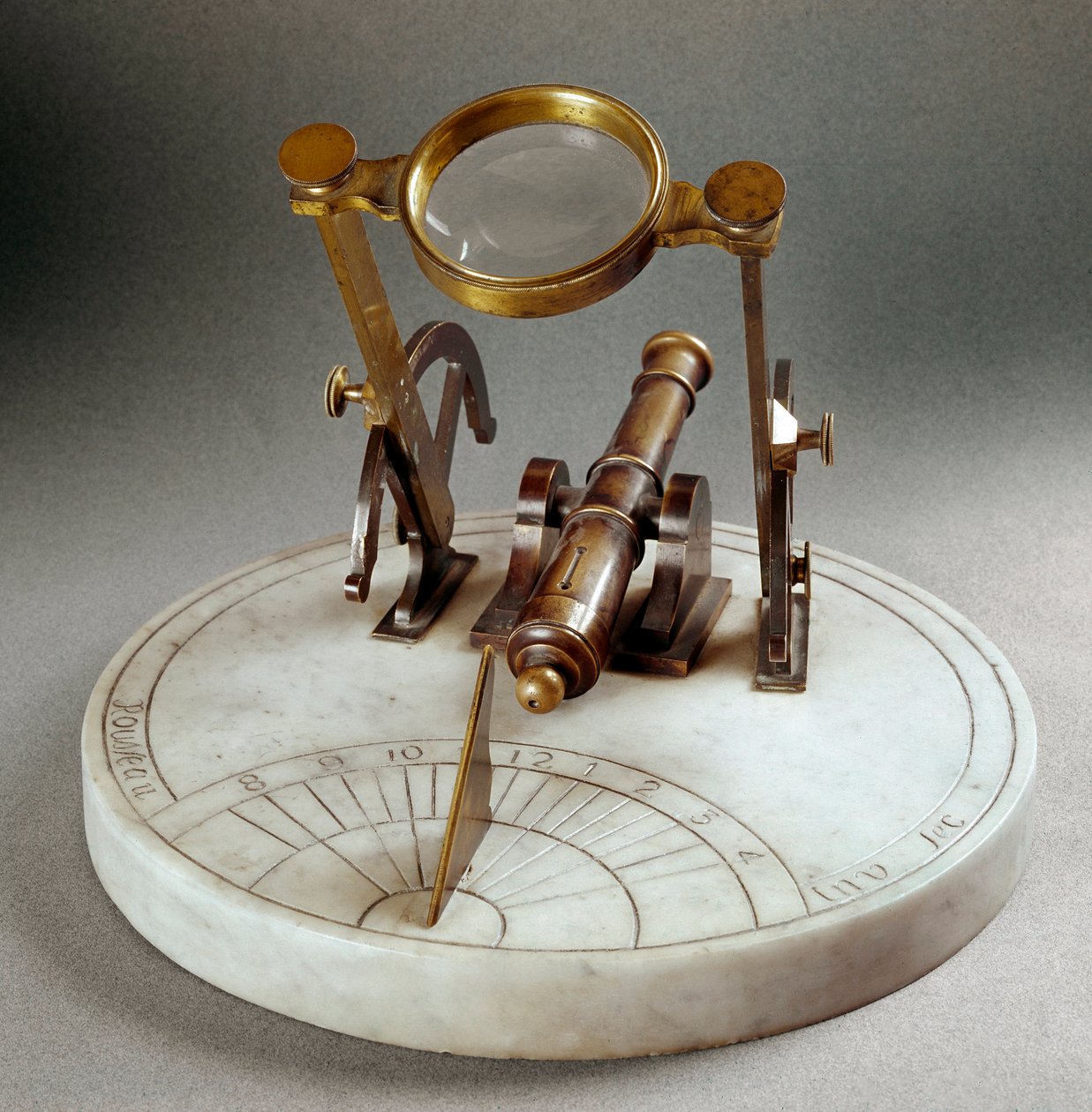 Sonnenuhr genannt „Cannon de midi“ (Cannone di mezzogiorno): Sie besteht aus einer Marmorplatte, auf der ein Meridian eingraviert ist. Eine geneigte Linse ermöglicht es, das Pulver eines kleinen messinglosen Laufs um Mittag zu entzünden. Durchmesser 30 cm. von Unknown artist