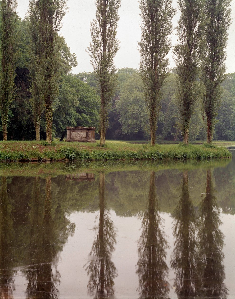 Ansicht des Grabes des Schweizer Philosophen Jean Jacques Rousseau in Ermenonville (Oise) von Unknown artist