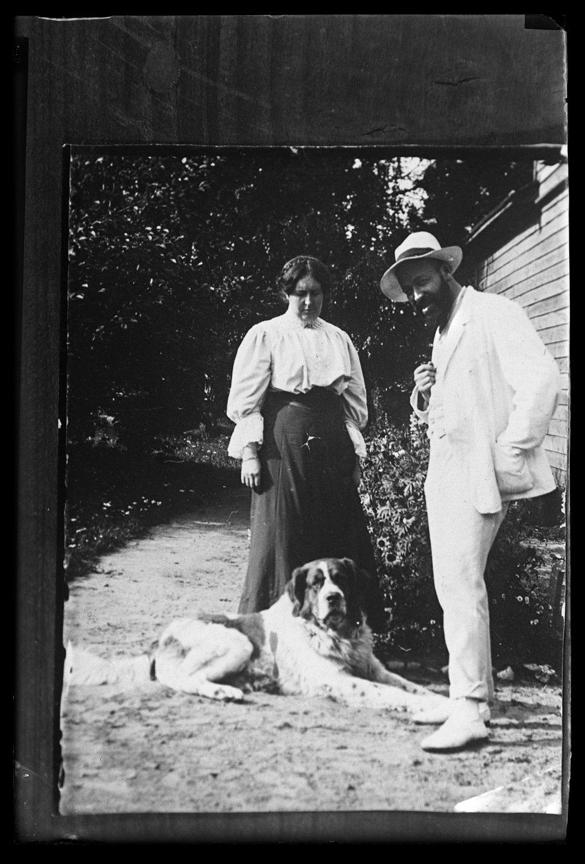 Hugo Simberg mit seiner Schwester Blenda und dem Hund Sarto von Unknown artist/maker