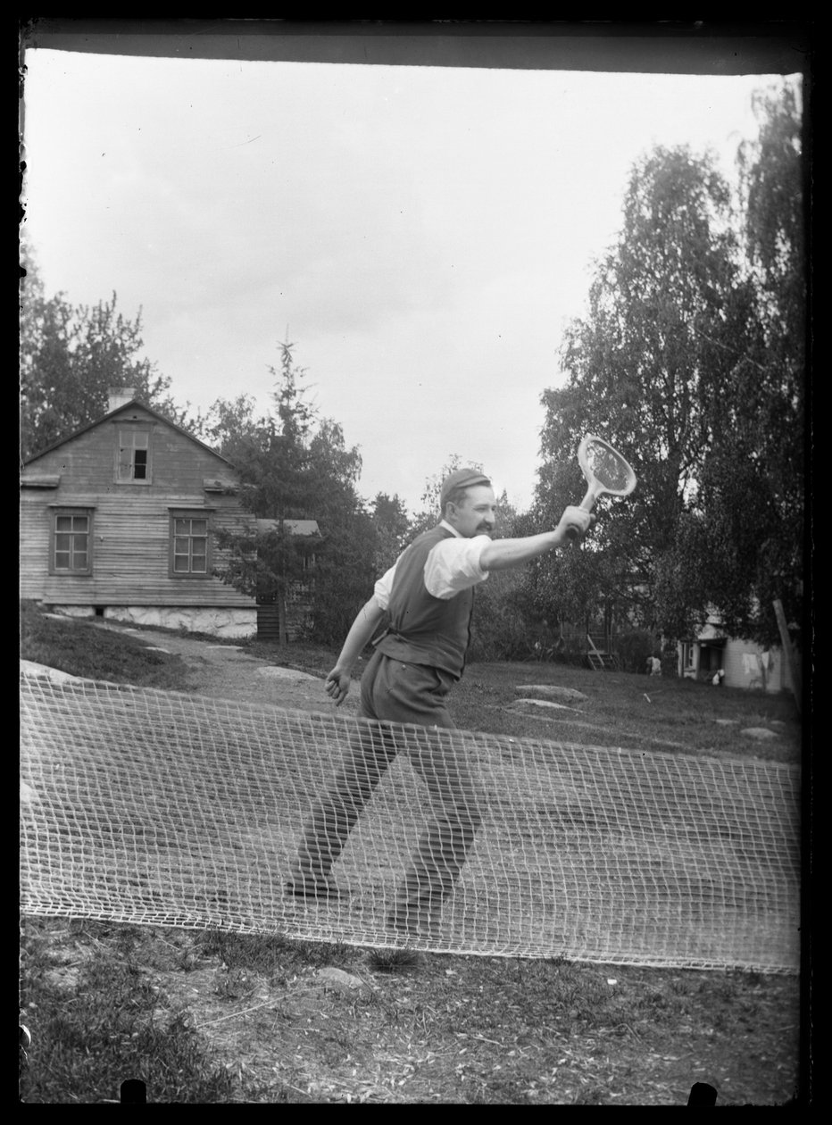 Paul Simberg spielt Tennis im Herrenhaus Niemenlautta von Unknown artist/maker