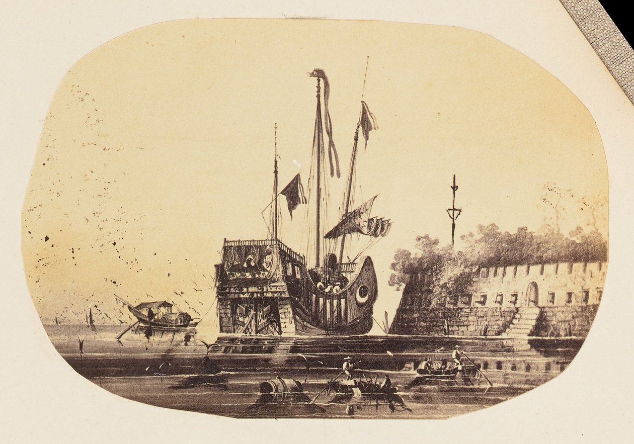 Fotografische Kopie einer Zeichnung eines vertäuten Schiffs neben einem Fort von Unknown artist/maker