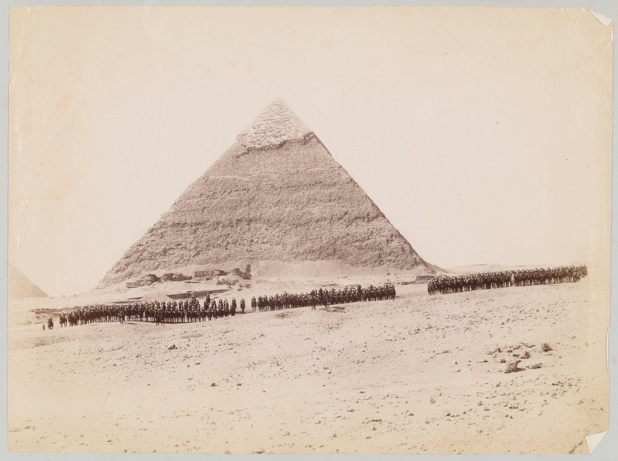 19. Husaren vor einer Pyramide in Gizeh, Ägypten, um 1882 von Unknown