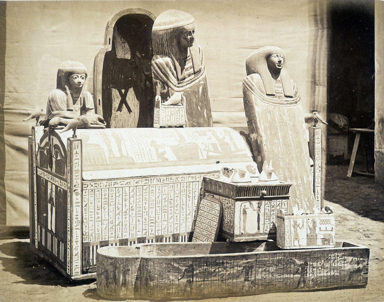 Archäologische Statuen in Ägypten gefunden - in „Fotoalbum des ersten Museums von Kairo“ gegründet von Auguste Mariette Bey von Unknown photographer