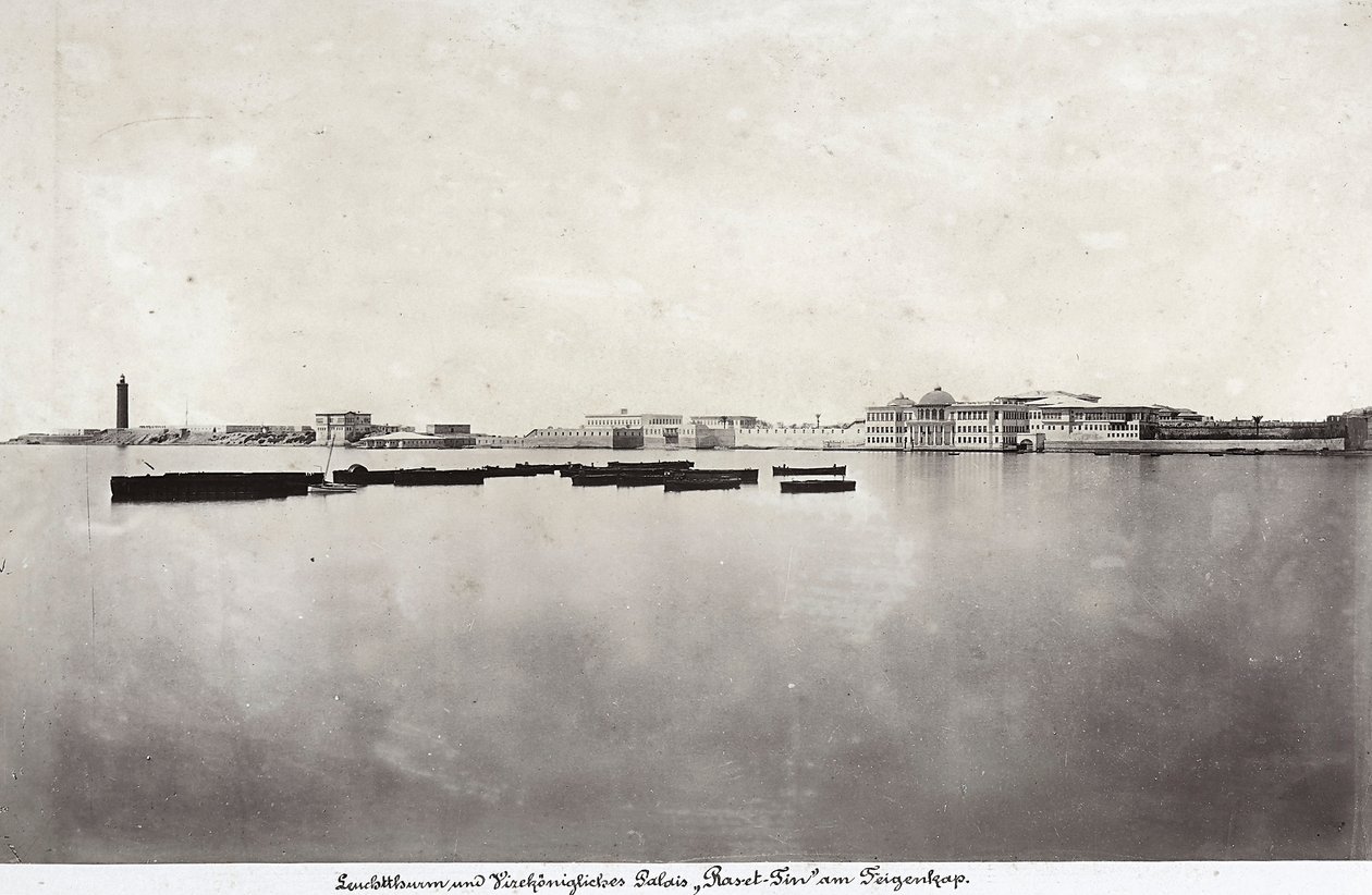 Boote in der Mitte des Meeres mit einem Teil der Stadt Alexandria im Hintergrund, Ägypten von Unknown photographer