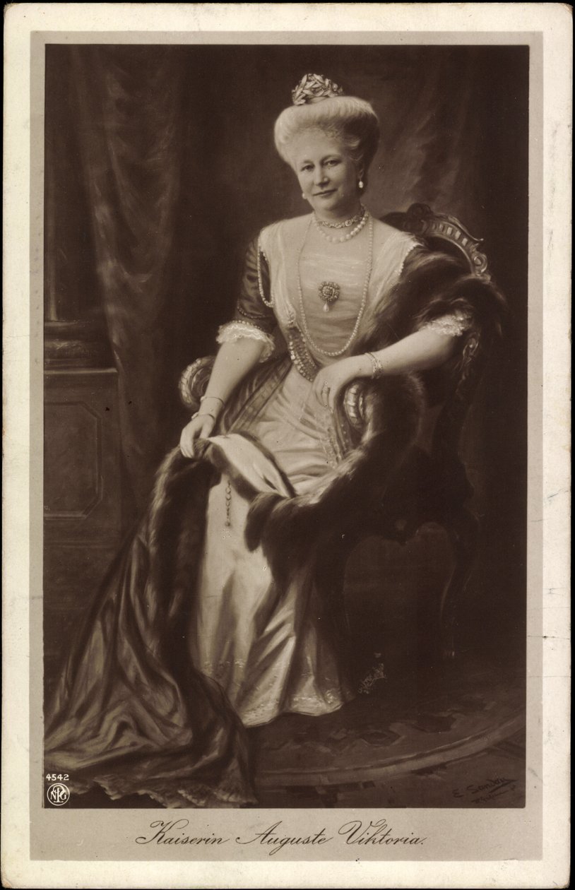 Kaiserin Auguste Viktoria mit Krone und Pelz von Unknown photographer