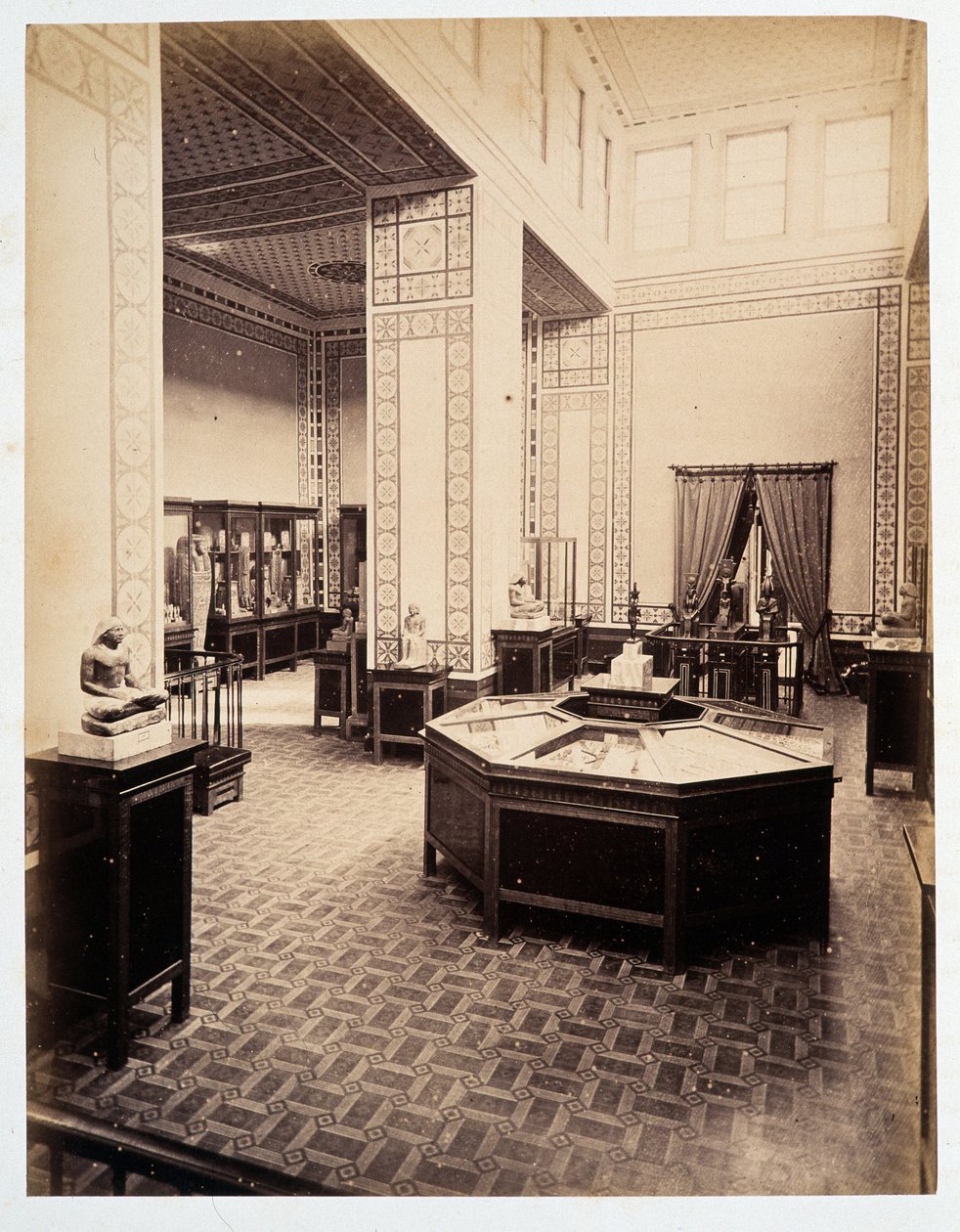 Ausstellungsraum - in „Fotoalbum des ersten Museums von Kairo“ gegründet von Auguste Mariette Bey von Unknown photographer