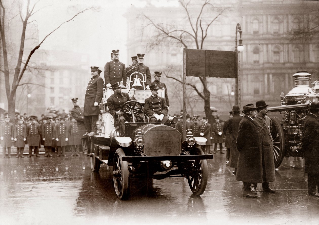 Feuerwehren mit neuen Feuerlöschpumpen und Fahrzeug, New York 1913. Fotografie von Unknown photographer