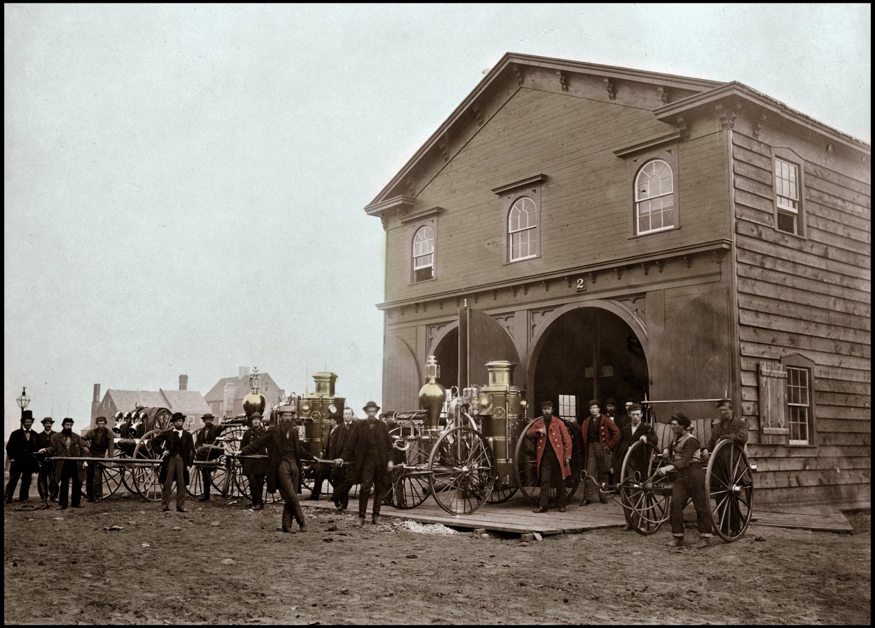 Feuerwehr posiert vor der Kaserne, Alexandria. Virginia, Vereinigte Staaten. 1863. Fotografie von Unknown photographer