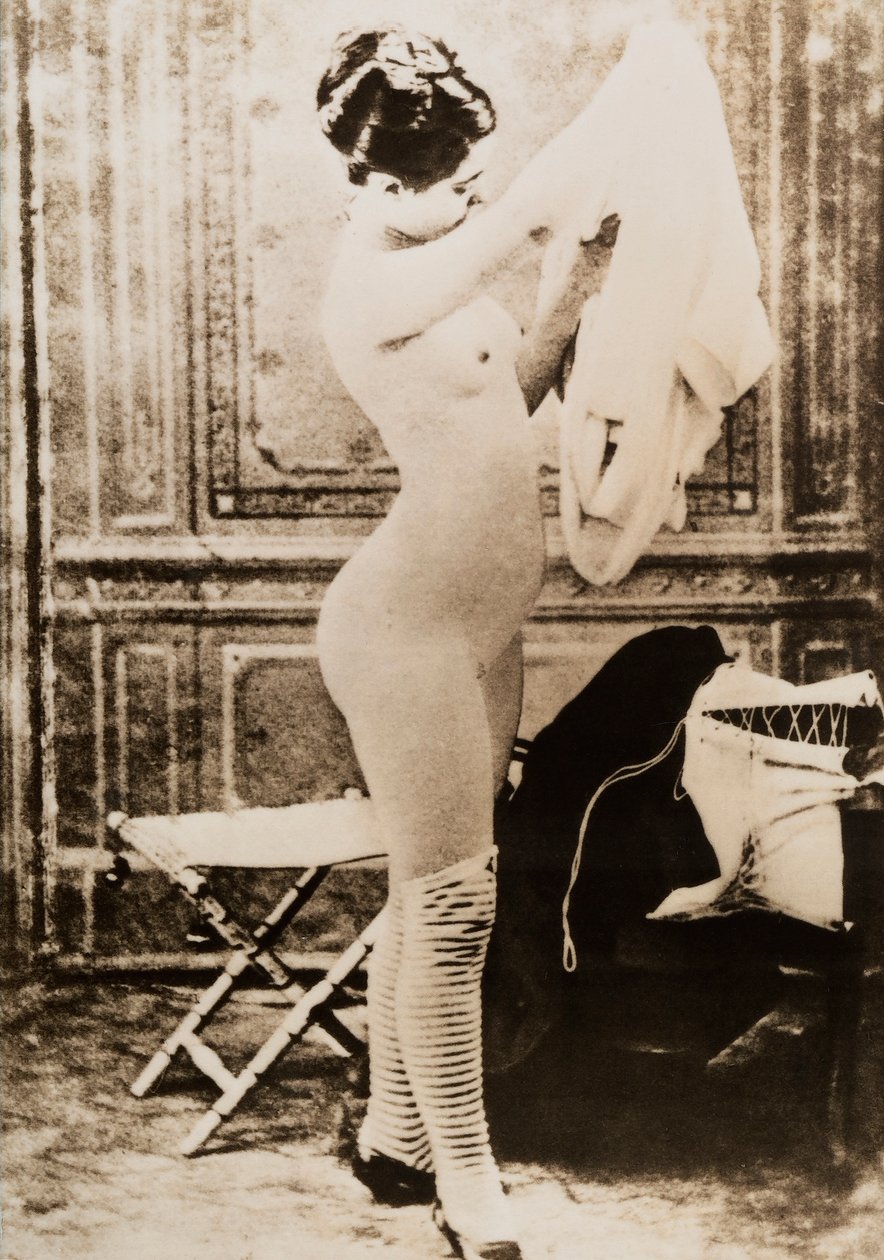 Ganzkörperaktporträt einer jungen Frau beim Ankleiden von Unknown photographer