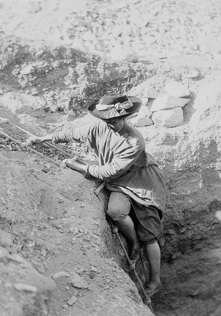Hilda Petrie (geb. Urlin) steigt mit einer Strickleiter in einen Grabshaft hinab, möglicherweise in Denderah von Unknown photographer