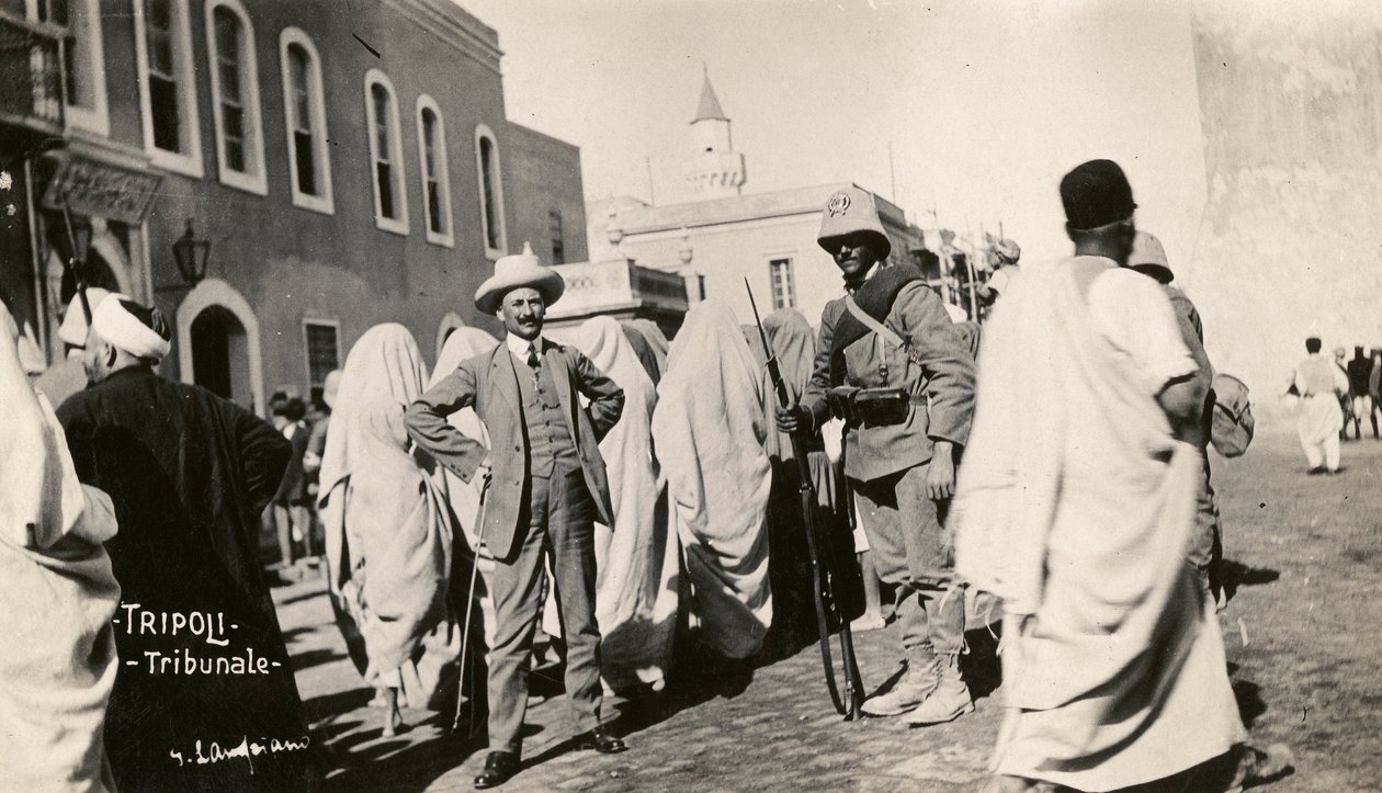 Italo-Türkischer Krieg, Tripolitanien, Menschen und Soldaten vor dem Gericht von Unknown photographer