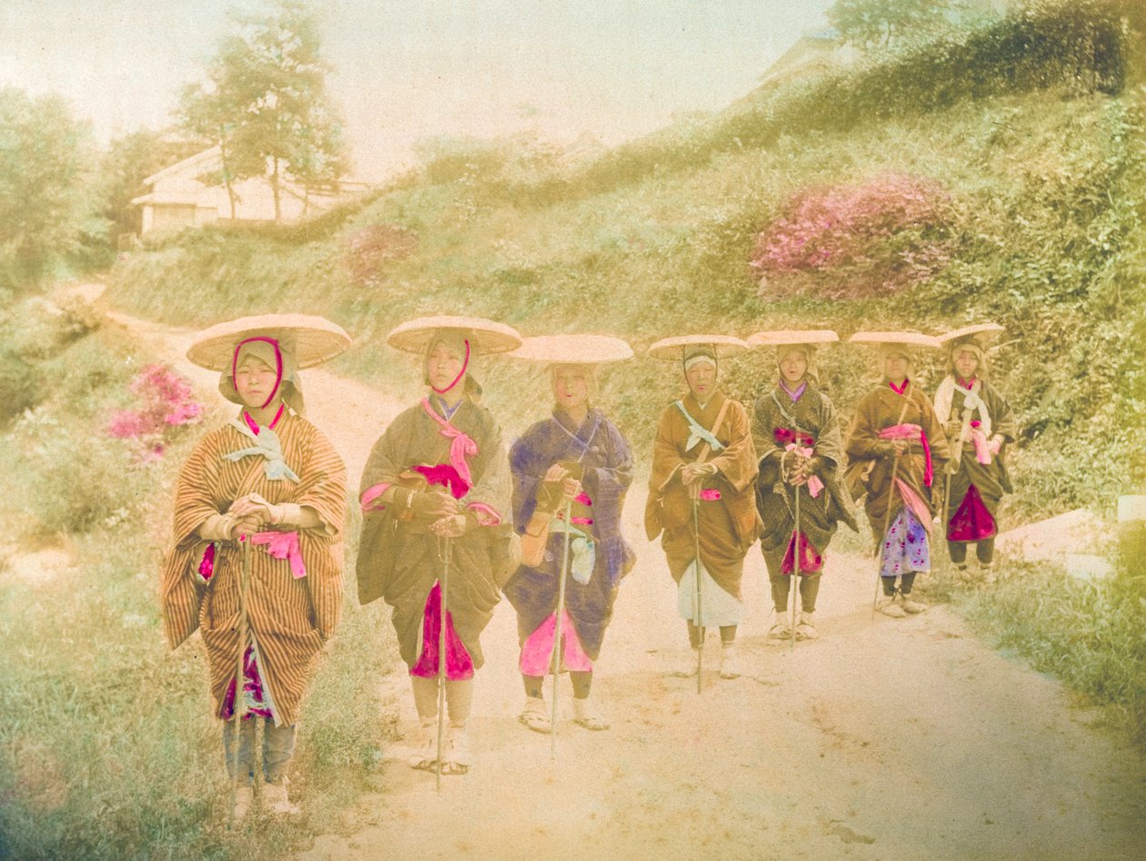 Japanische Frauen. Sieben japanische Frauen stehen in einer Reihe auf einer Landstraße. Japan, um 1910. von Unknown photographer
