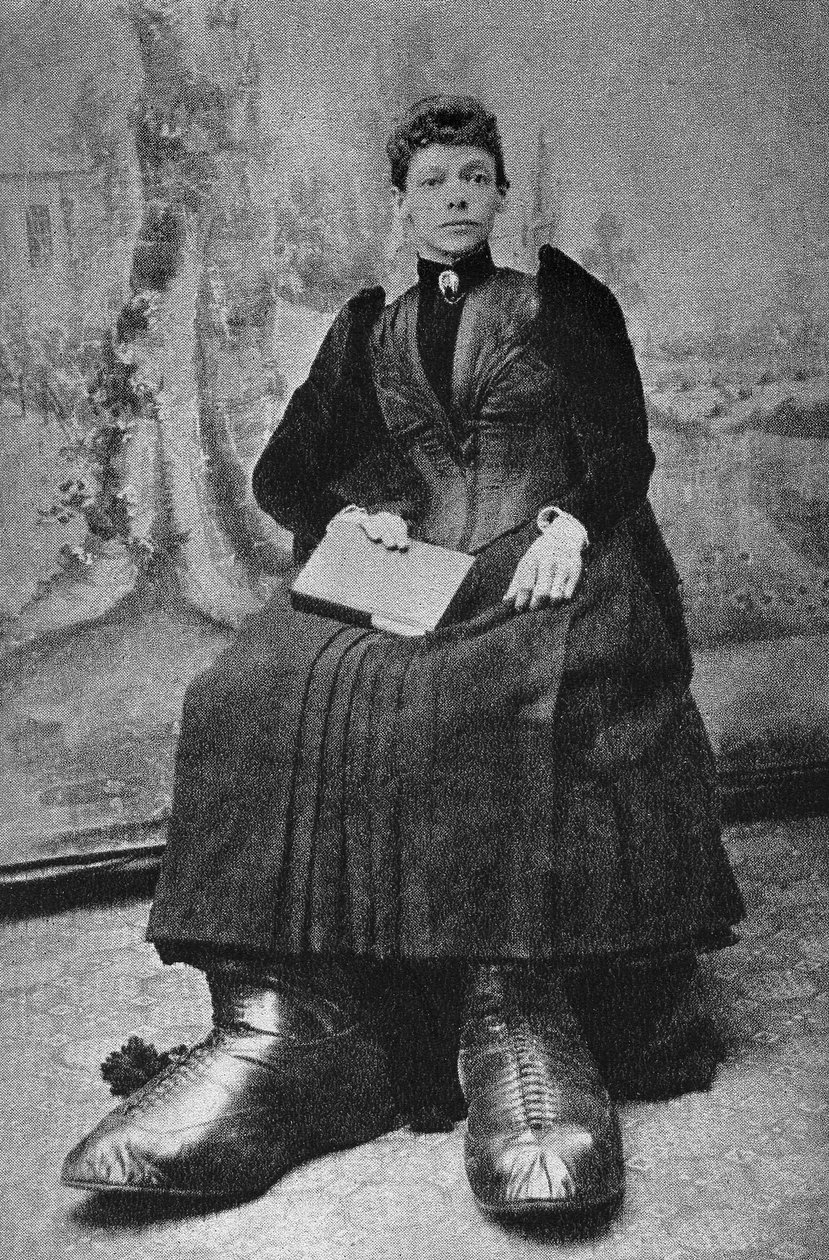 Die Monster, Berthe mit den großen Füßen. Fotografie, späte 19. Jahrhundert, Paris. Sammlung Selva. von Unknown photographer