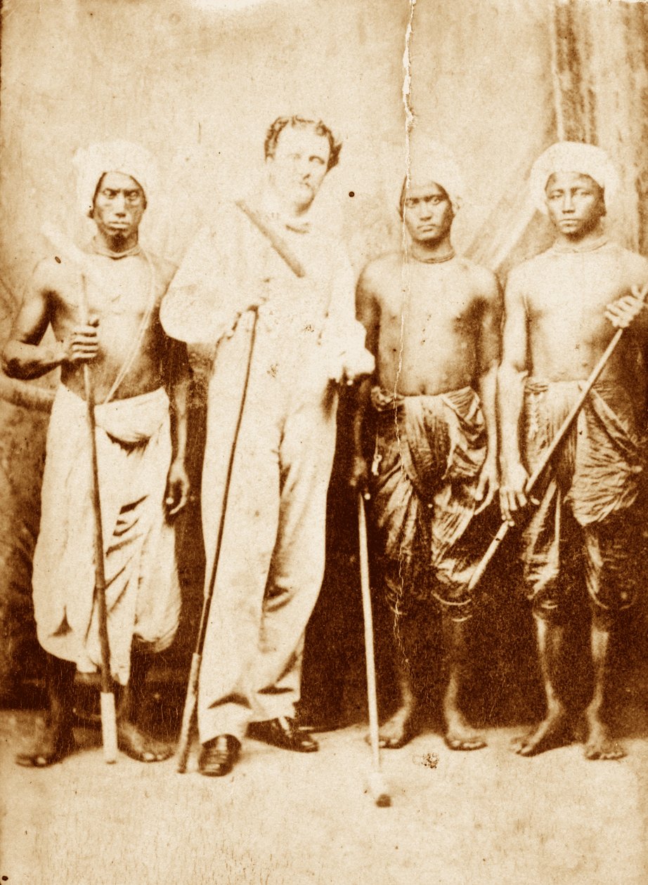 Leutnant Joseph Sherer, Assistent des Superintendenten von Cachar, mit seinen Trägern, Manipur, um 1861 von Unknown