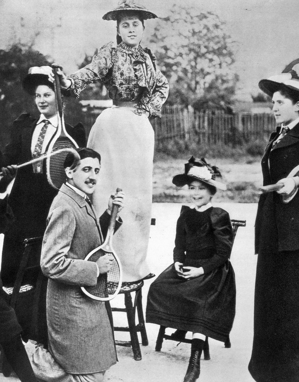 Marcel Proust, inmitten einer Gruppe junger Frauen, spielt Gitarre auf einem Tennisschläger am Boulevard Bineau in Paris von Unknown photographer