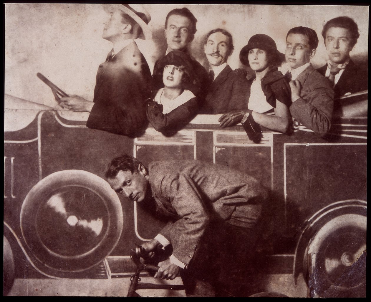 Max Morise, Simone Breton, Paul Eluard, Joseph Delteil, Gala Desnos, Andre Breton und Max Ernst (auf dem Fahrrad) auf der Foire de Montmartre von Unknown photographer