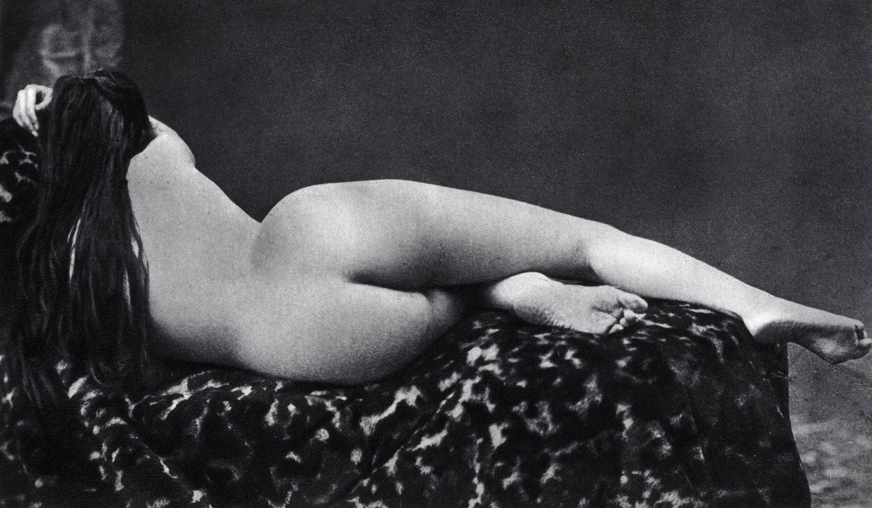 Nackte Frau, die um 1860 auf dem Rücken liegt. Anonyme Fotografie von Unknown photographer