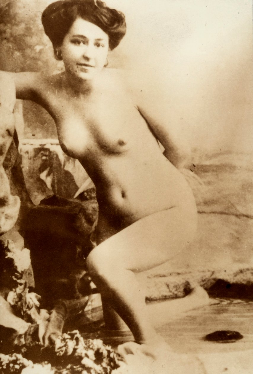 Nacktporträt einer jungen Frau, die aus einer Wanne steigt von Unknown photographer