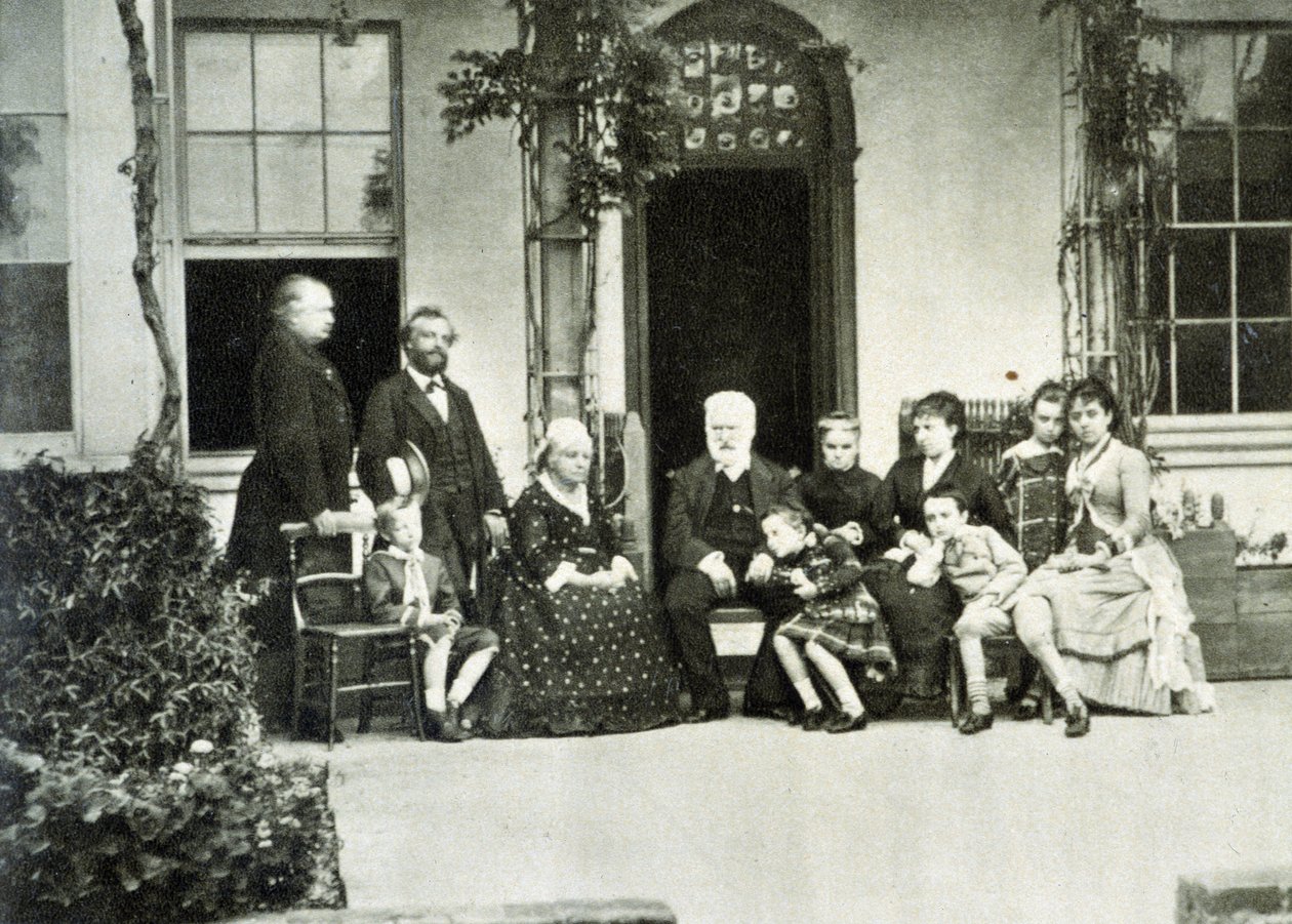 Porträt von Victor Hugo im Exil in Guernsey im Jahr 1866 mit Juliette Drouet zu seiner Rechten von Unknown photographer