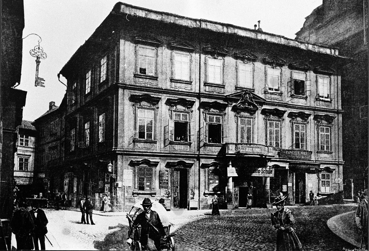 Prag, vor 1897. Das Gebäude, in dem der Schriftsteller Franz Kafka geboren wurde von Unknown photographer