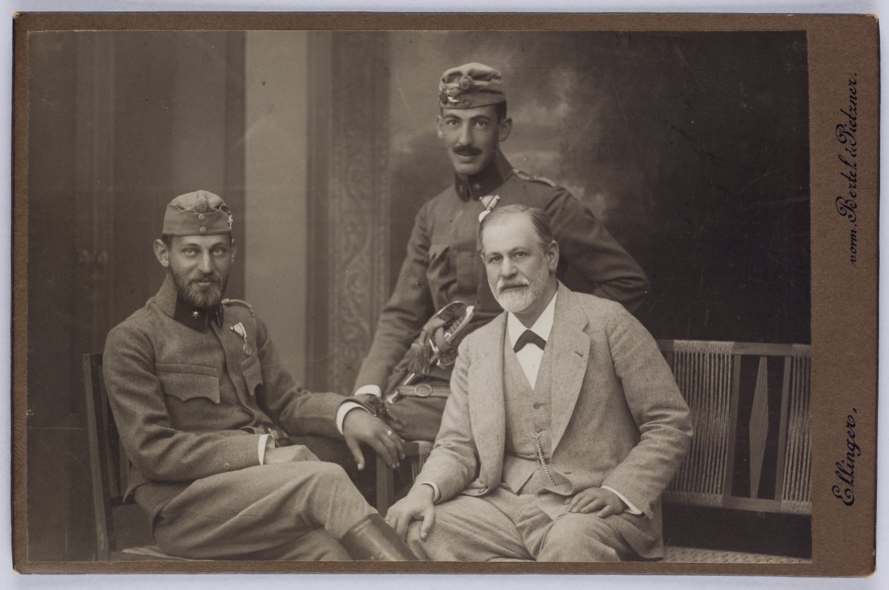Sigmund Freud mit seinen Söhnen, Ernst und Martin in Militäruniformen, ca. 1916 von Unknown photographer