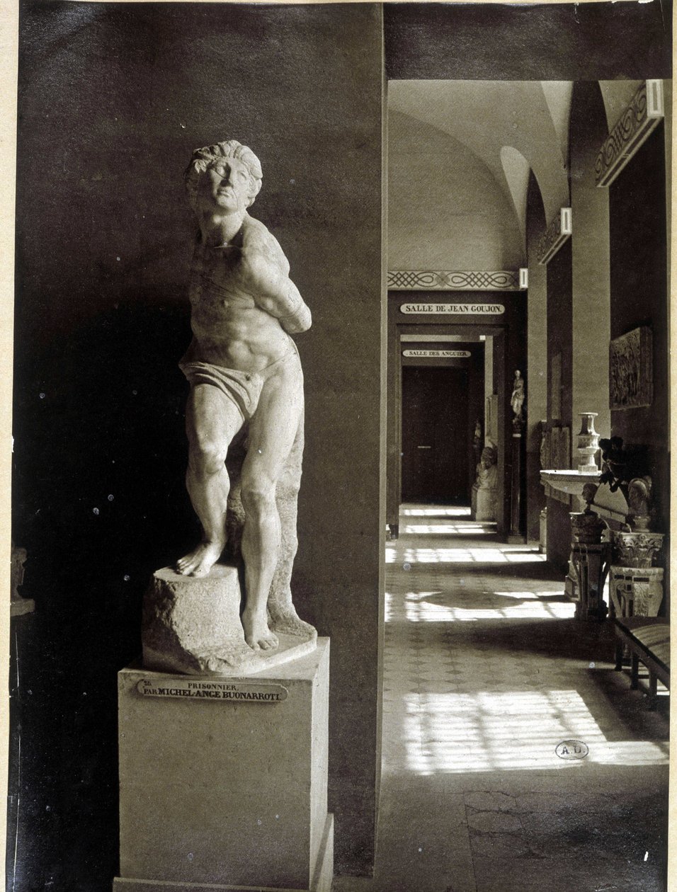 Der Louvre und „Der Gefangene“ von Michelangelo Buonarroti genannt Michel Ange (Michelangelo oder Michelangelo) von Unknown photographer