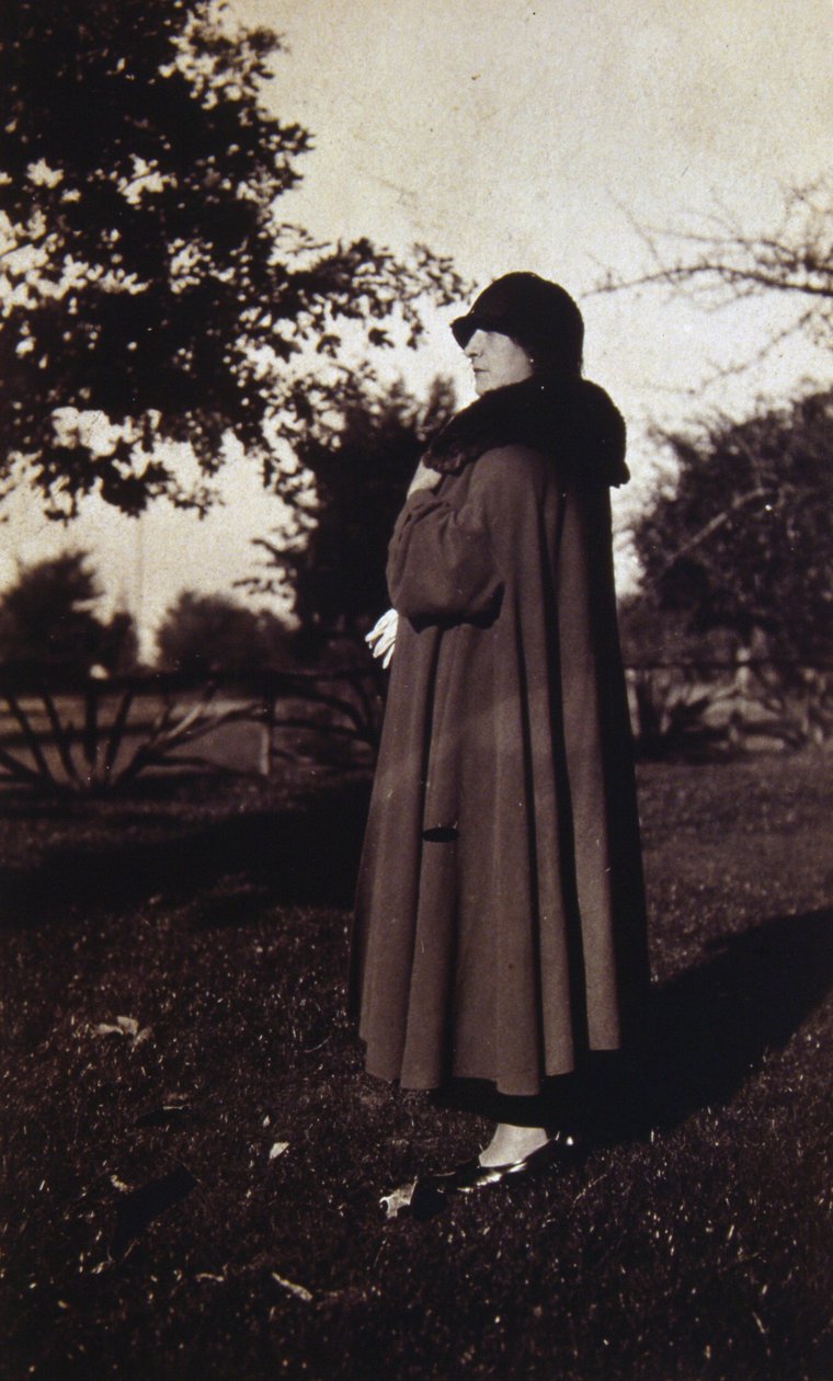 Vintage-Fotografie einer französischen Frau mit Hut und Mantel, ca. 1920 (s/w Foto) von Unknown photographer