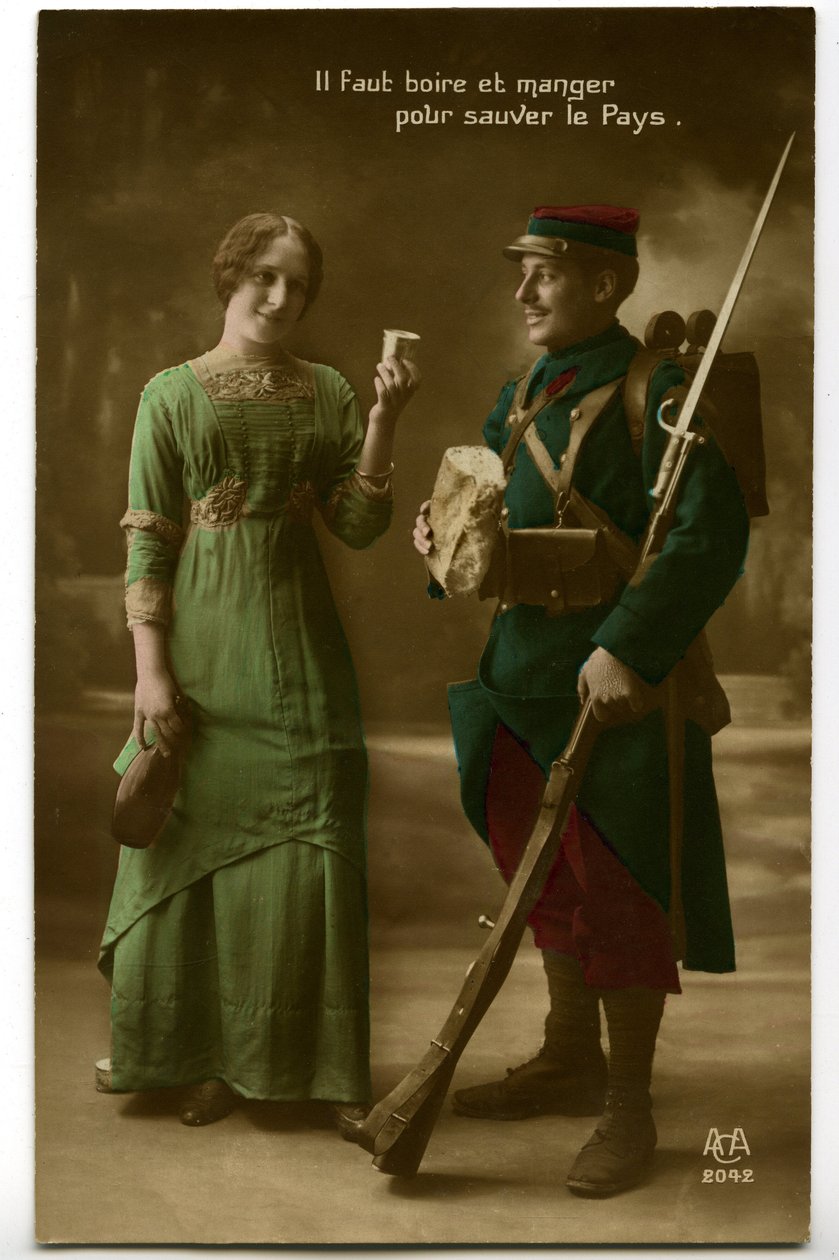 Krieg 1914 - 1918: Zeitgenössische Postkarte zeigt einen französischen Soldaten in blauer Uniform, der das Brot und den Wein von einer jungen Frau entgegennimmt: Trinken und essen, um das Land zu retten von Unknown photographer