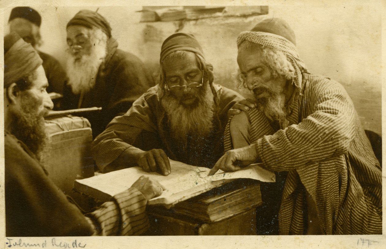 Jemenitische jüdische Männer studieren heilige Texte, Jerusalem, um 1900 (s/w Foto) von Unknown photographer